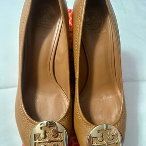 Tory Burch Camel Leather wedge Gold Logo.